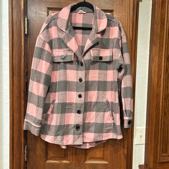 BiBi $58 Pink & Gray Buffalo Plaid Shacket M w Pockets! EUC factory flaw on back - Picture 2 of 11